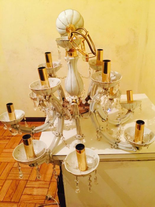 Candeeiro em porcela branca desenhada a dourada e pendorados em crista
