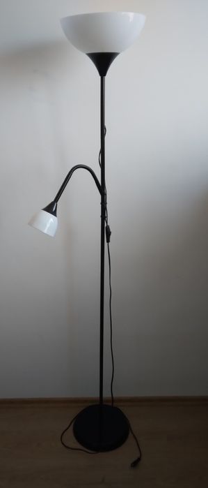 Dwie lampy na jednej podstawie