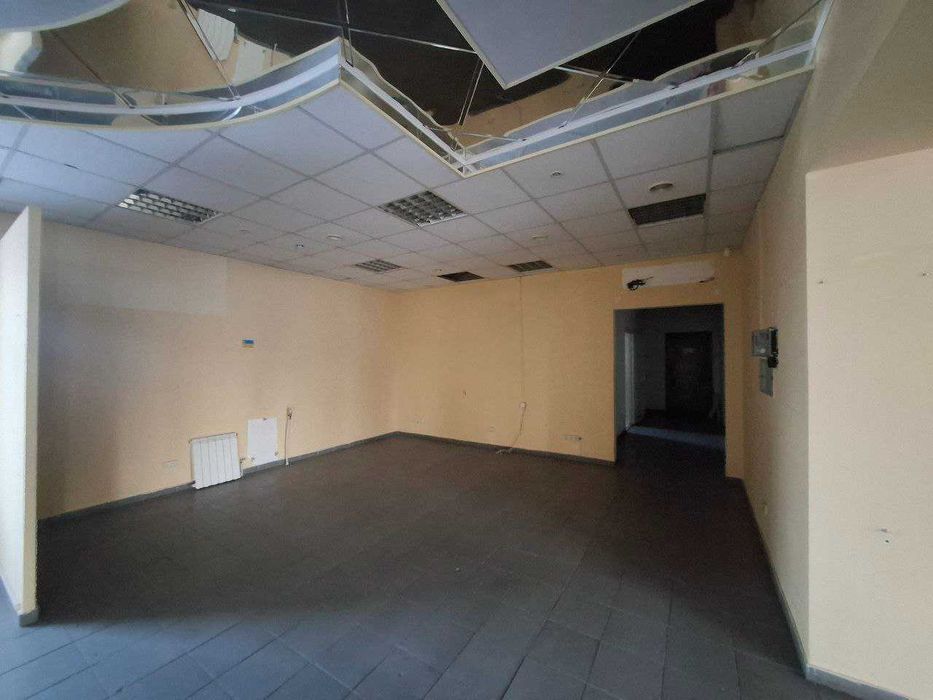 550м2 фасад з власною парковкою!