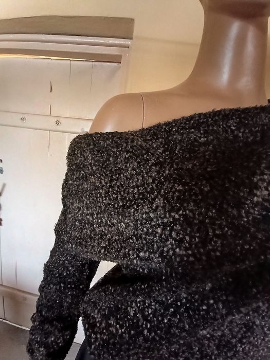 Brązowy sweter bukla
