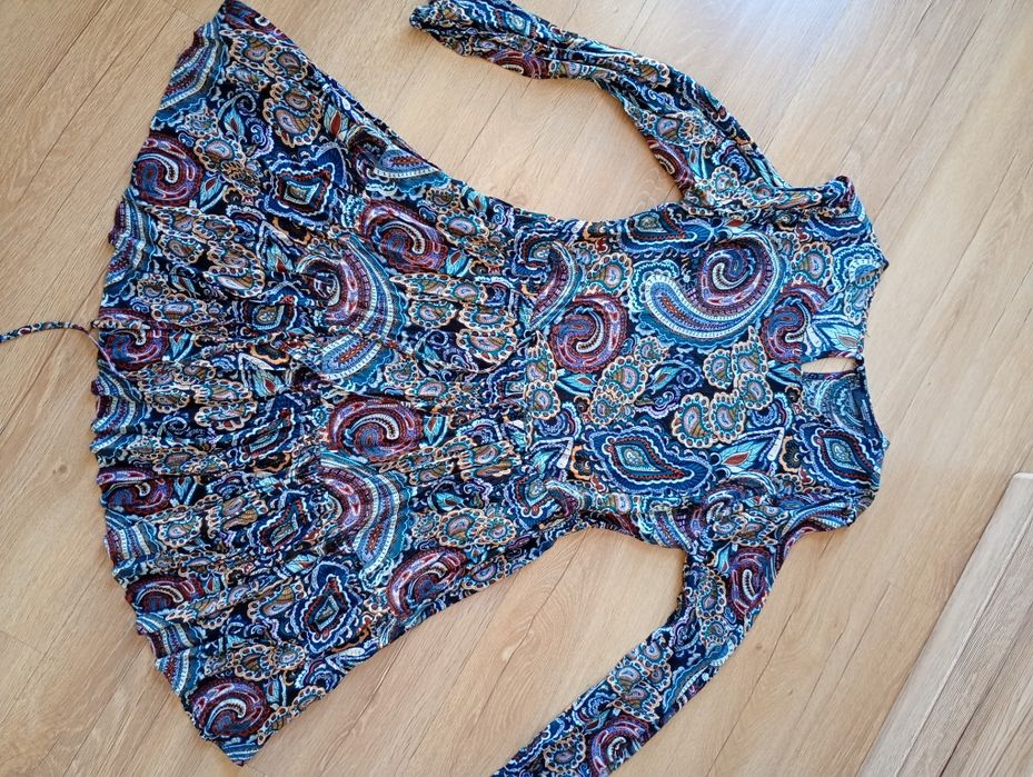 Wielobarwna Sukienka rozkloszowana House M