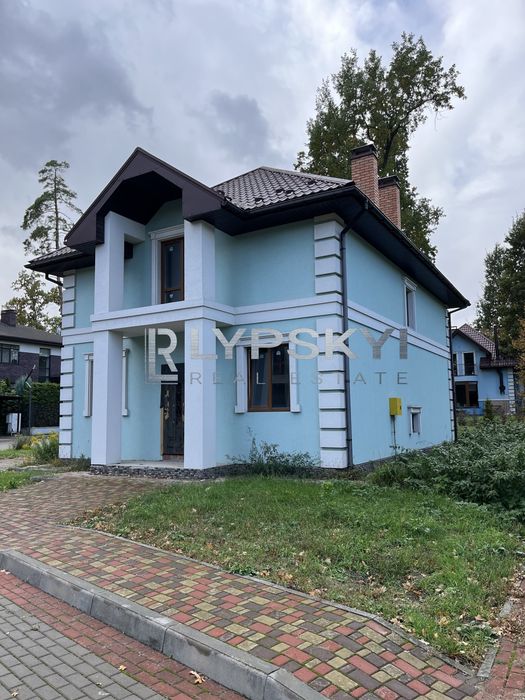Будинок в гарному місці в котеджному містечку