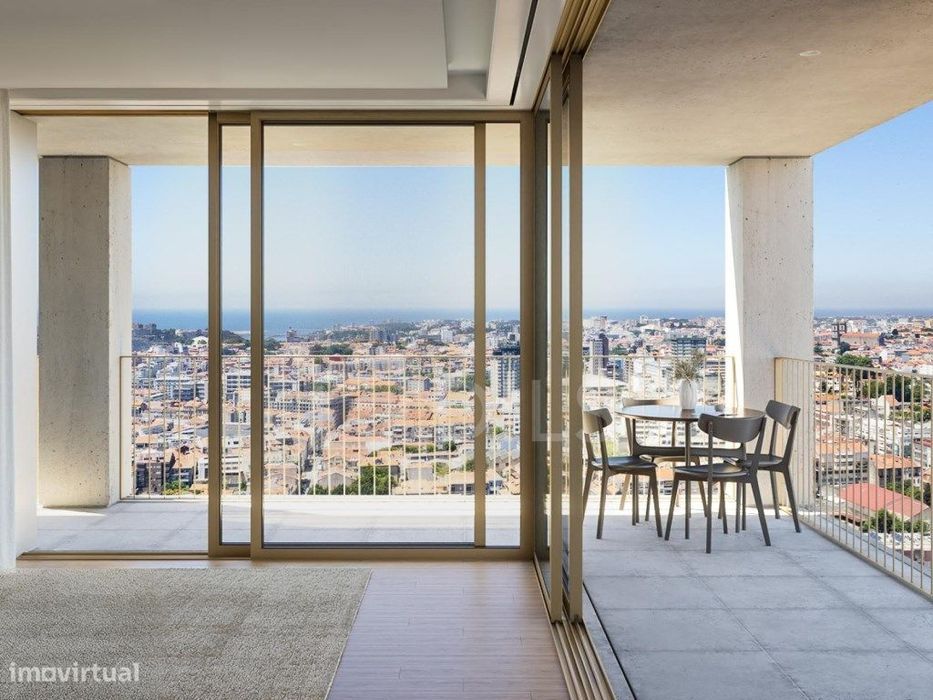 Apartamento T2 com área exterior em pleno centro da cidade do Porto.