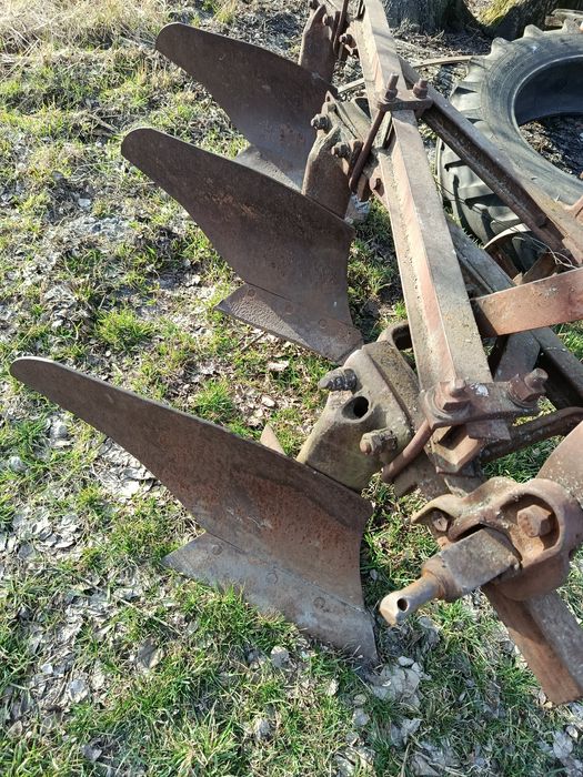 Плуг Плн 3 -35  в хорошому стані