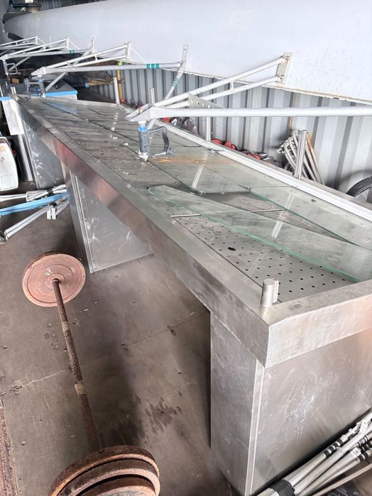 Bancada de exposição e de preparação de peixe