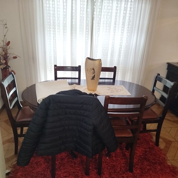 Mesa extensível com 6 cadeiras