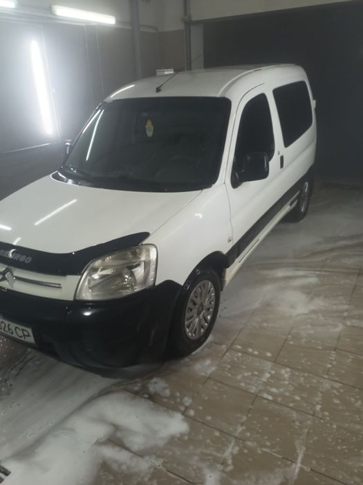 Продам надійне дизельне обслужене авто в гарному стані щеплення нове, турбіна нова , тоніровка робилась професіоналами якісною плівкою. Торг невеликий біля капота