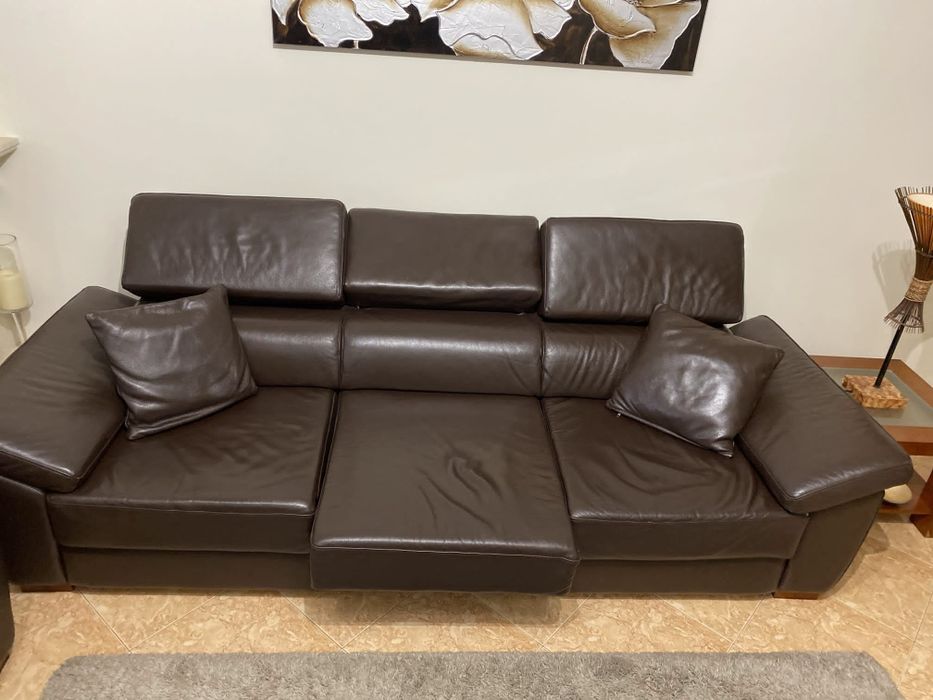 Dois Sofás de cabedal