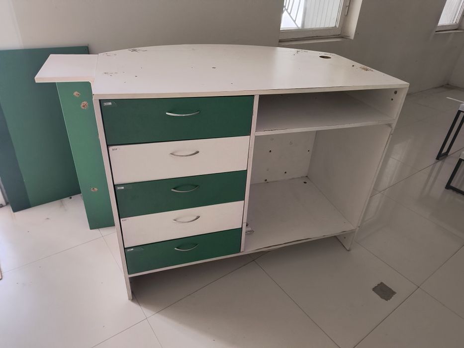 Продам стілажи вітрини комод для магазину