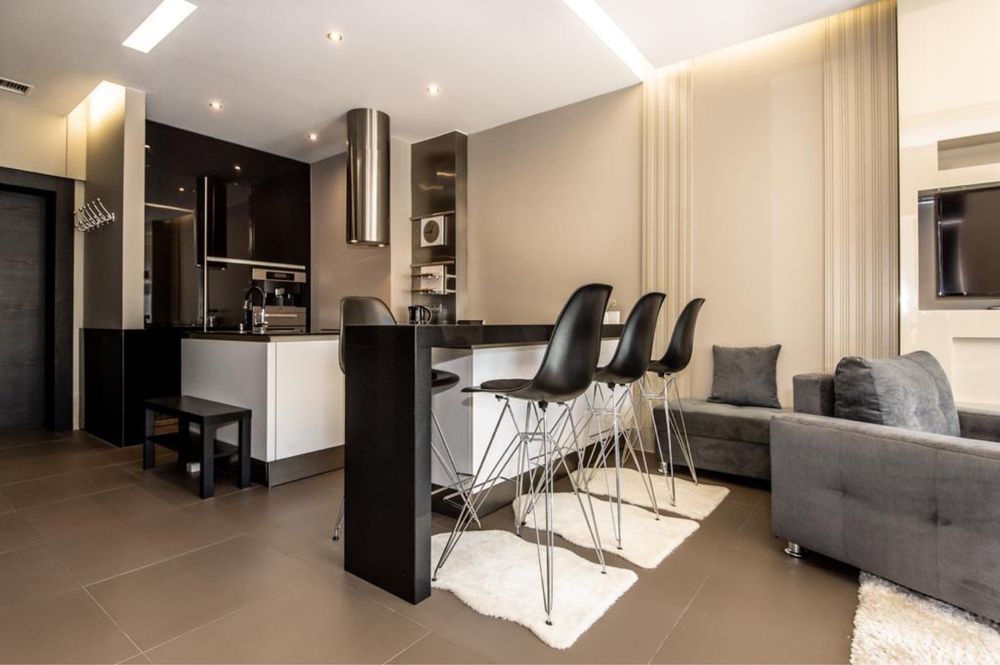 Romantyczny wieczór JACUZZI, rocznica ozdobiona pięknymi dekoracjami