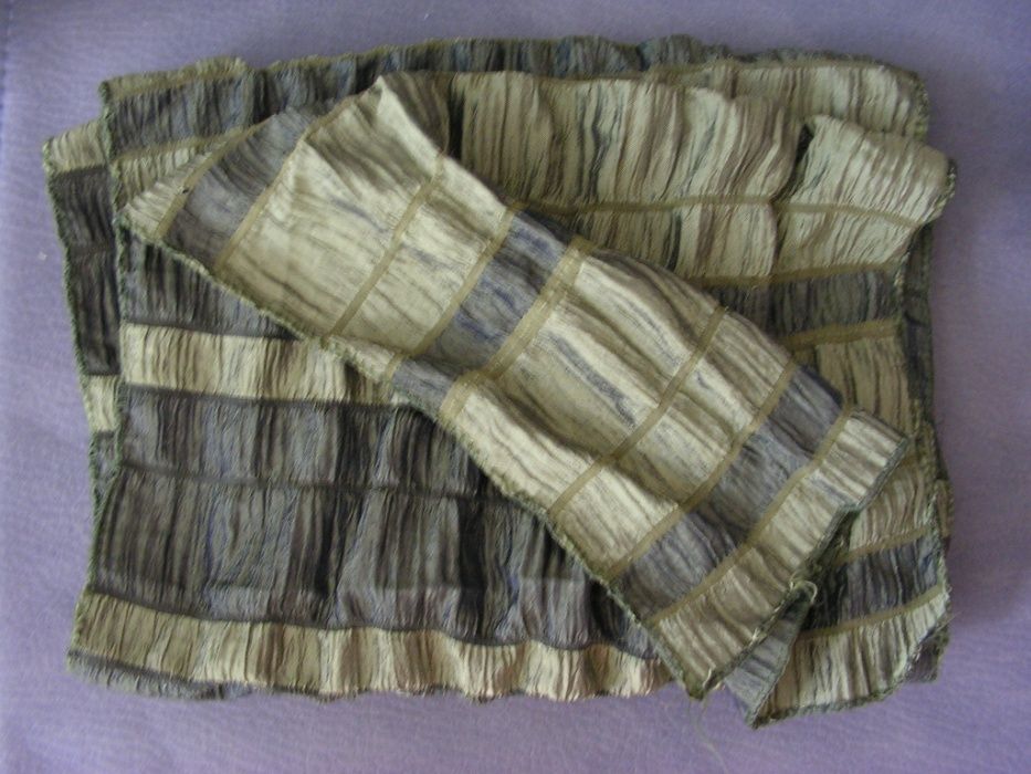 Szal krepowany w oliwkowych odcieniach zieleni