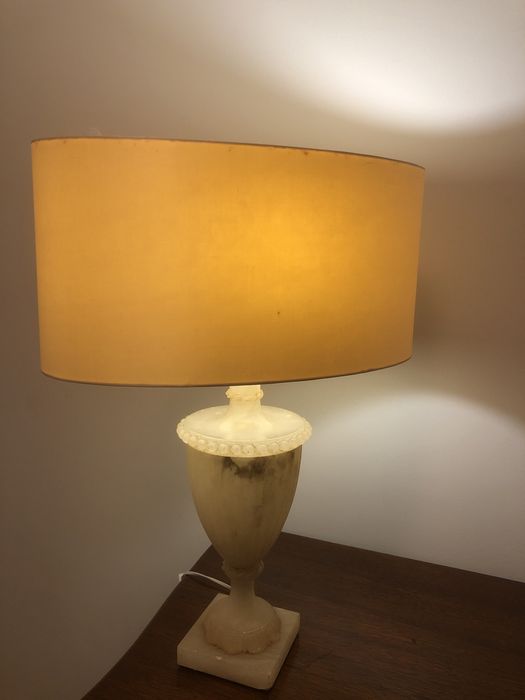 Candeeiro em alabastro com abajout oval