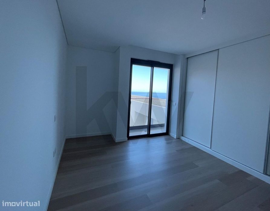 Apartamento T3 Caniço c/ jardim privativo e logradouro c/ vista mar