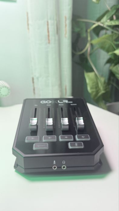 GoXLR MINI com interface USB/áudio e pré-amplificador