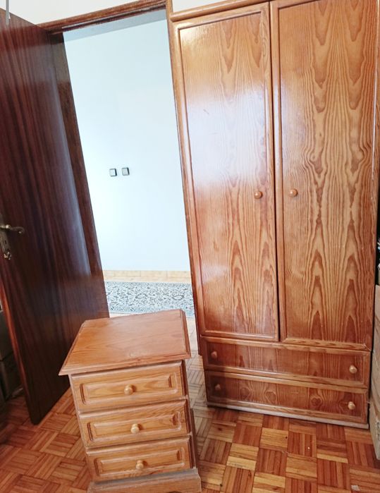 Guarda-fato e mesa de cabeceira