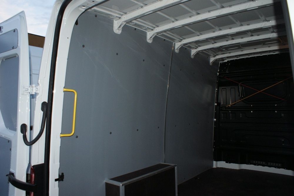 Lekka zabudowa busa z szarego plastiku do samochodu VW Crafter L4H2