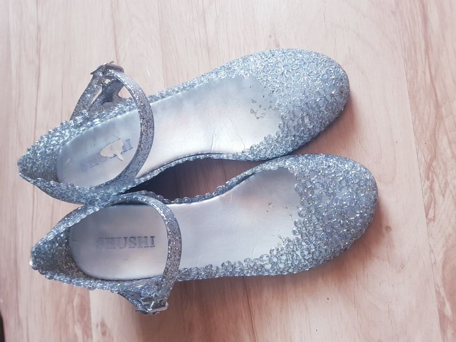 Gumowe sandały na koturnie marki Shushi rozmiar 36/37.