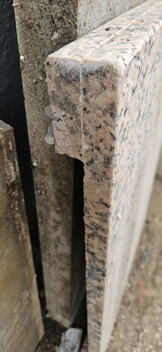 Tampo de pedra estreito