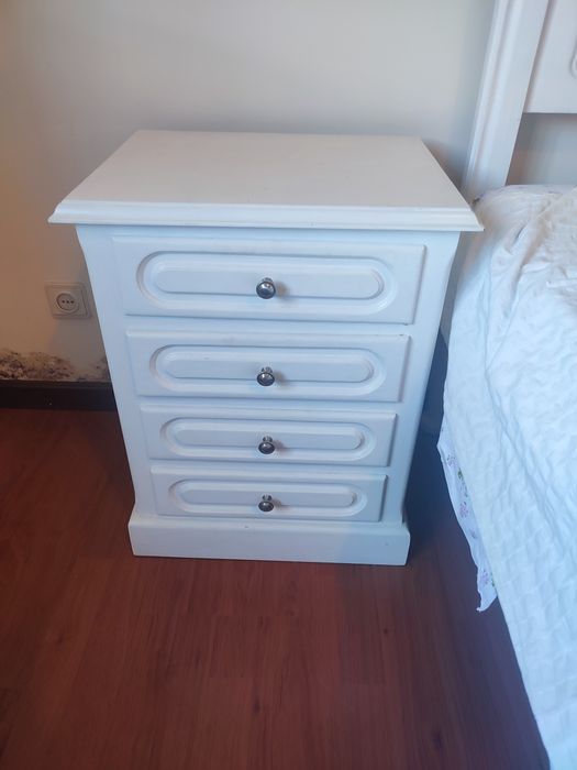 Cama com mesinhas de cabeceira branca