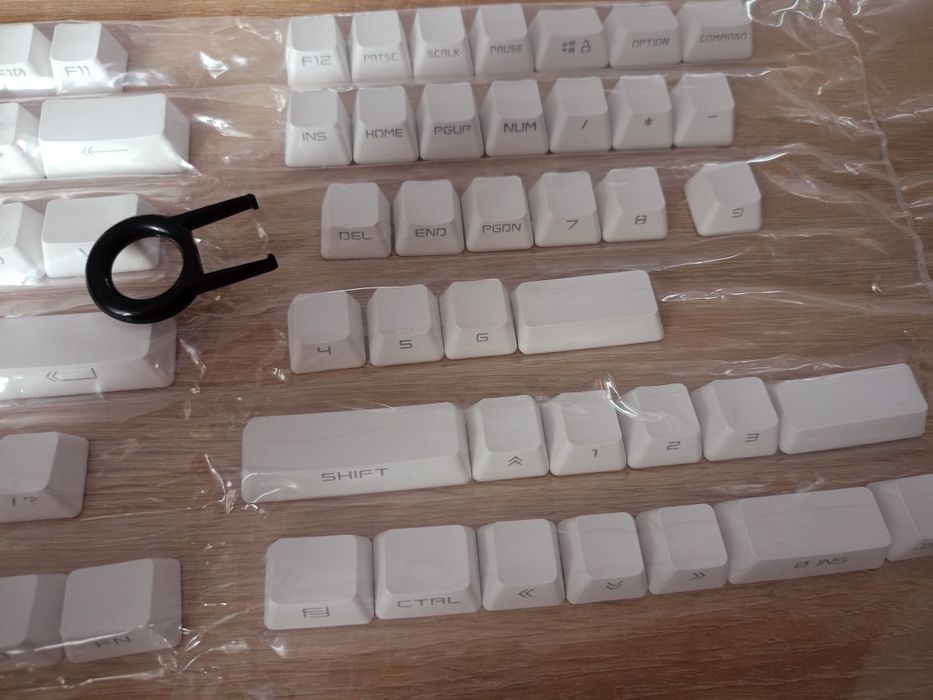 Zestaw białych nakładek na klawisze