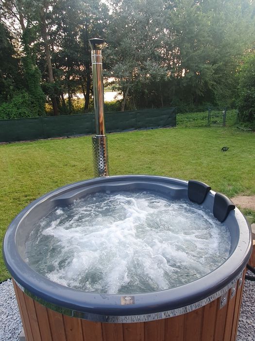 Domek nad Jeziorem Grabowo "Domek VIPA" z balia-jacuzzi.