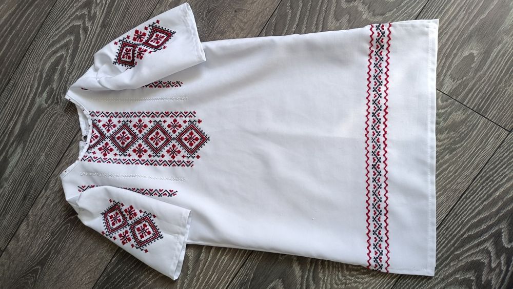 Продаю вишиване платтячко ручної роботи.