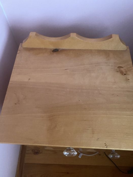 Dwie drewniane szafki nocne