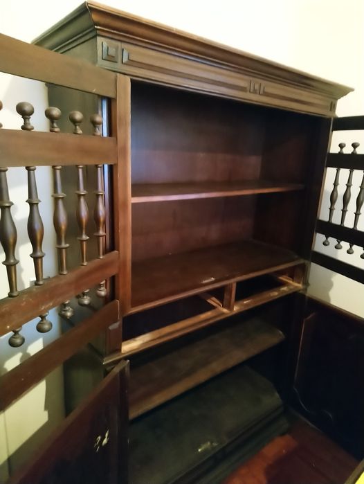 dois móveis louceiros