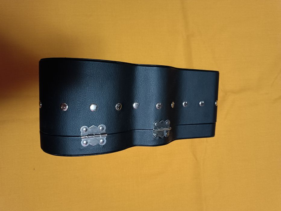 Кейс Jack Daniel's с крышкой в виде гитары.