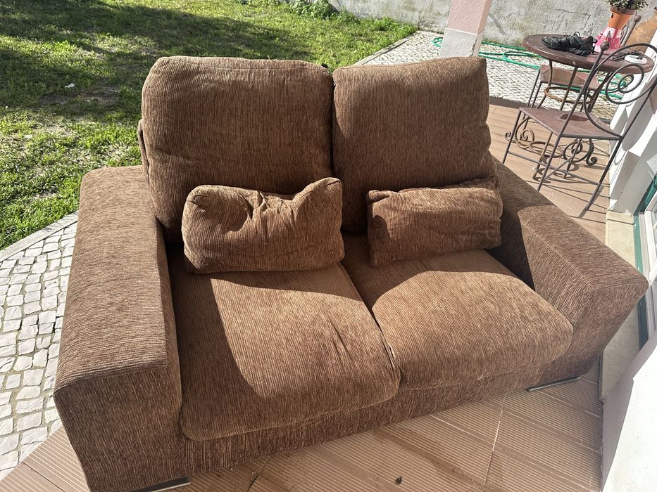 Sofa de 2 lugares castanho