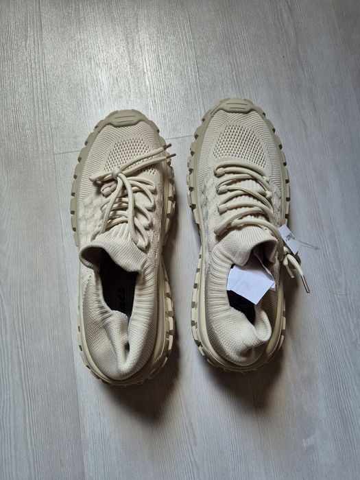 Продам нові кросівки