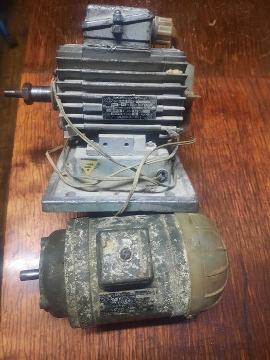 Електро двигуни 2штуки 250і 300Ват