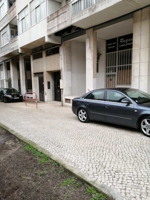 Arrenda-se loja/armazém/escritório na Bobadela