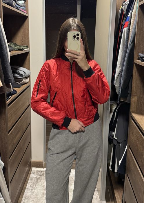 Червона куртка бомбер