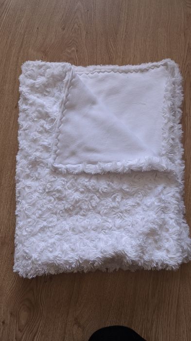 Ciepły, biały kocyk dziecięcy