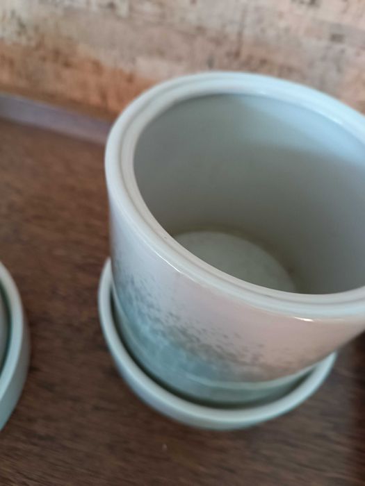 Vaso cinza esverdeado com prato
