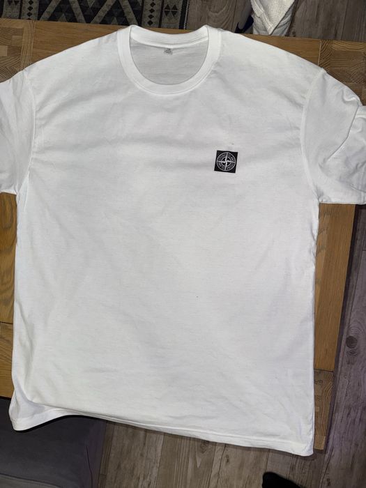 Biały t-shirt z małym logo Stone Island NOWY