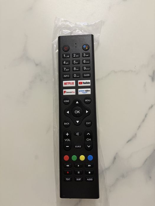 czarny pilot do Smart TV