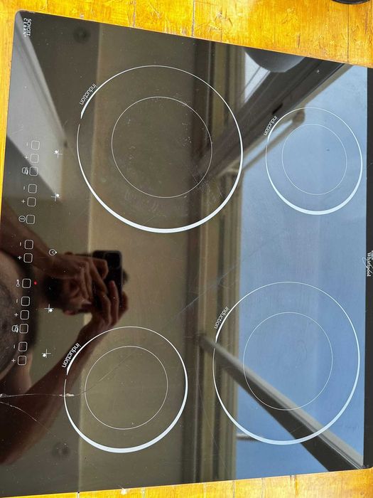 Placa de inducción. Alta calidad y funciona muy bien, vidrios rotos