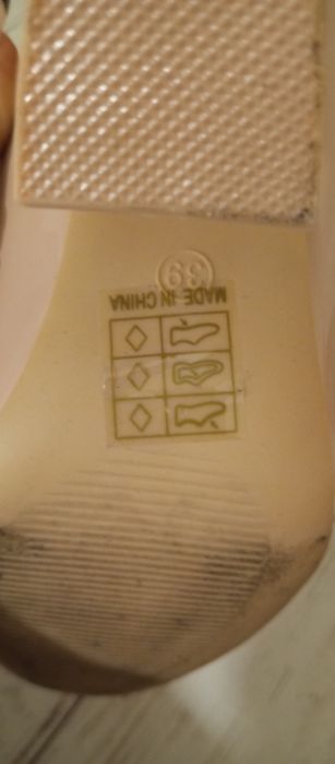Beżowe buty na obcasie/słupku
