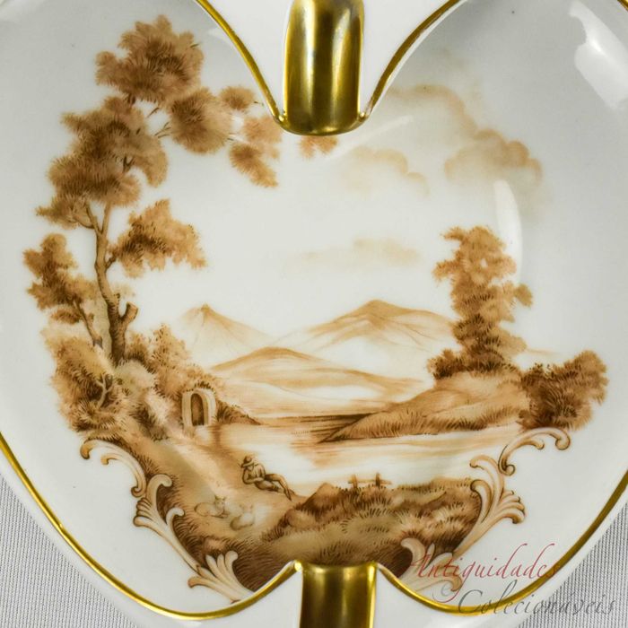 Cinzeiro forma de coração porcelana Artibus com decoração de paisagem