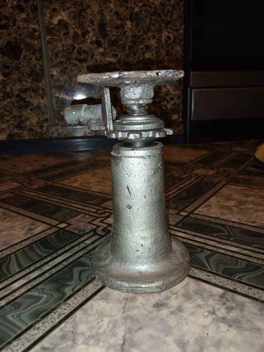 Продам домкрат 2 тоник