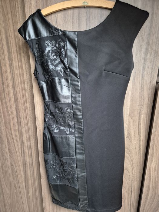 Sukienka bez rekawow, ze zdobieniami