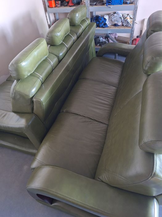 komplet salonowy: 2x Sofa 3-osobowa + Fotel (Skóra, Oliwkowa zieleń) + Nowoczesna Ława | Stan BDB