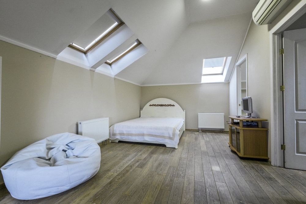 Будинок з басейном Білогородка