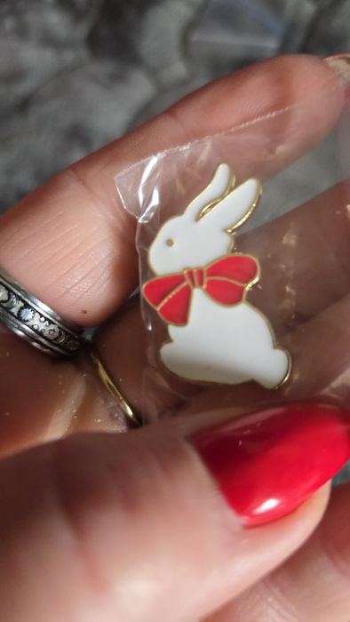 Przypinka króliczek bialy.