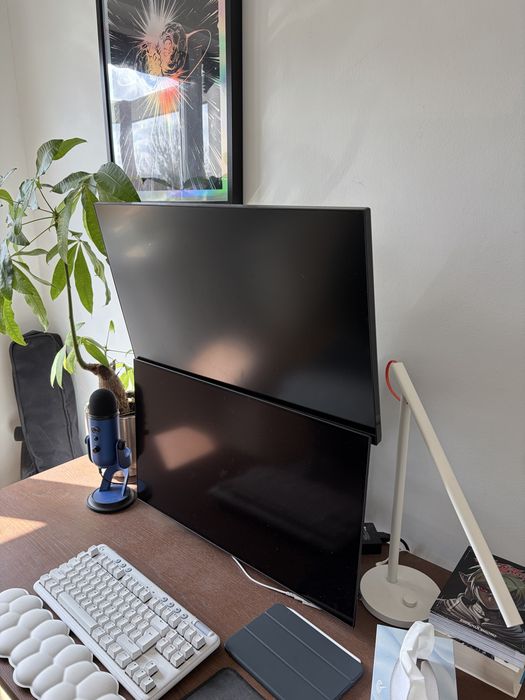 Zestaw 2 monitorów LG  OLED2K 27”+IPS4K 27” + ramie vertical stack