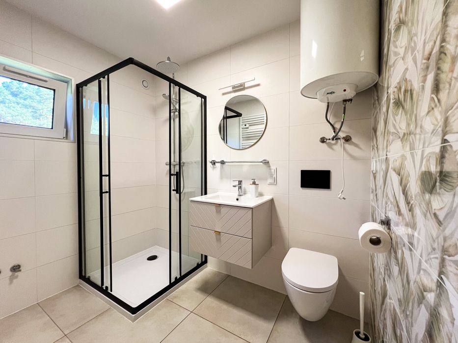 Domek drewniany całoroczny nad jeziorem z sauną i jacuzzi