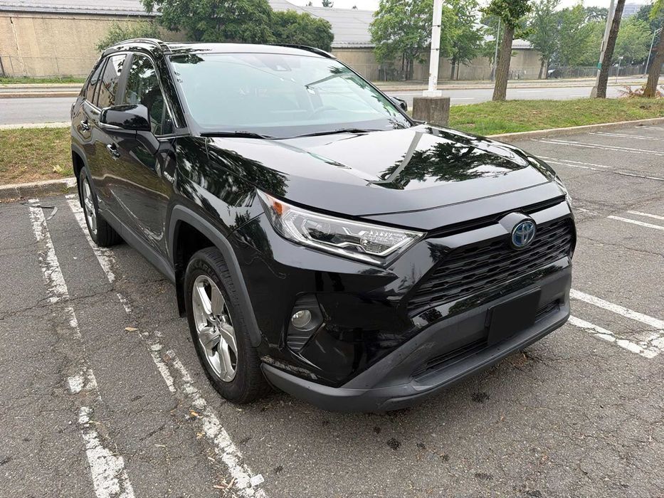 Toyota RAV4 Hybrid XLE Premium      2021