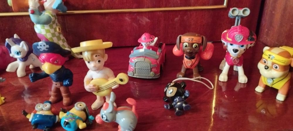 Іграшкові фігурки,машинки